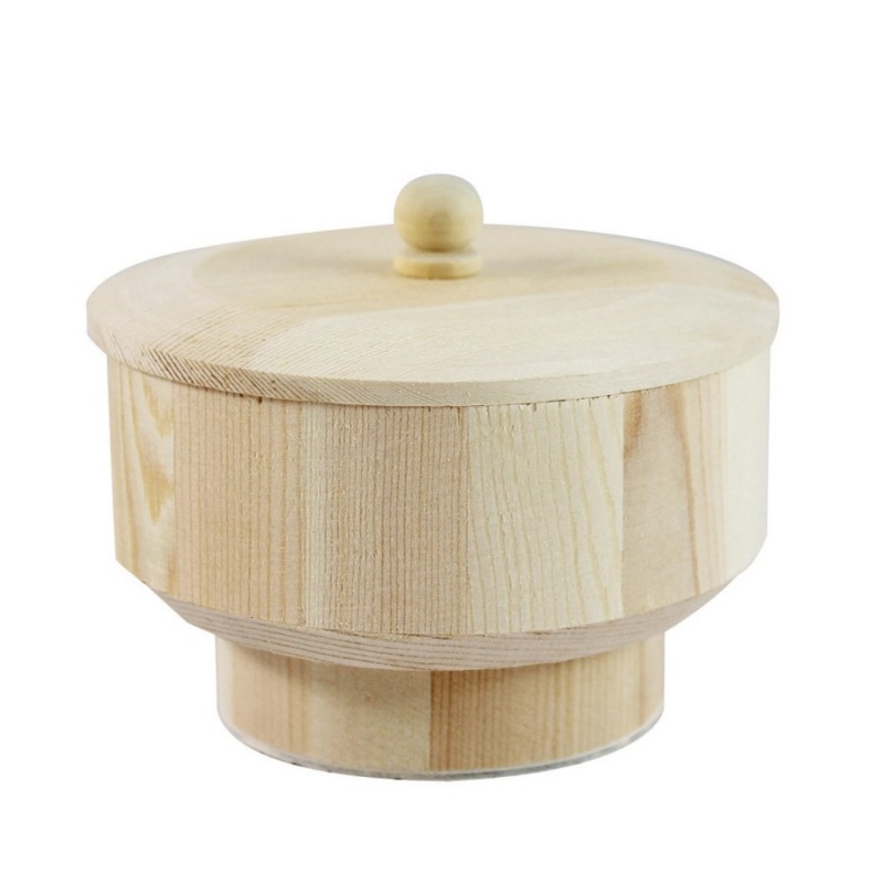 Dřevěná cukřenka se skládá ze dvou částí - nádoby na cukr, která stojí na malém podstavci, a spolehlivého víka.
Dřevěné výrobky jsou vyroben
