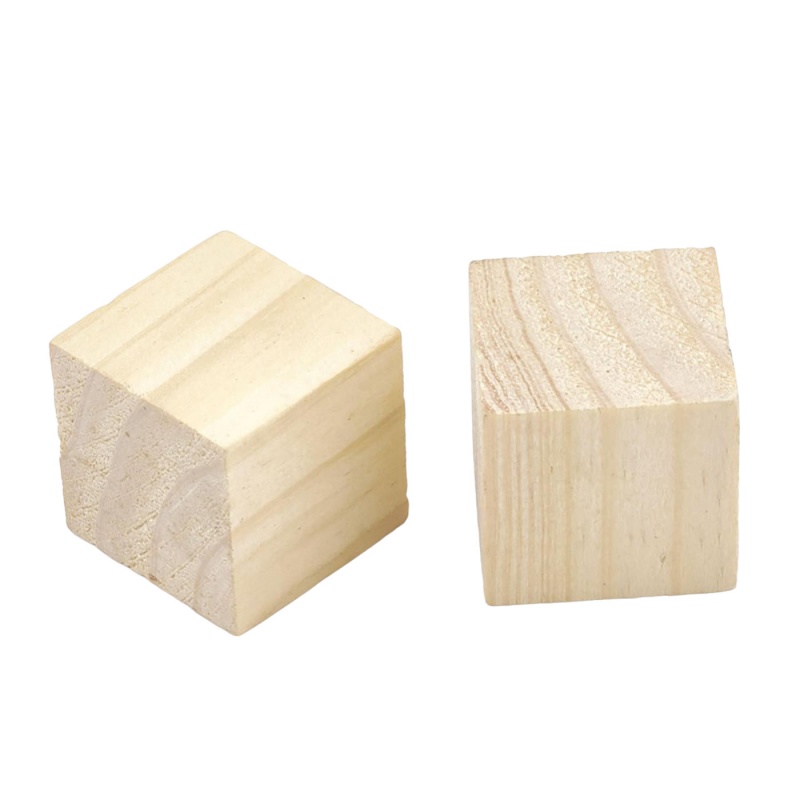 Dřevěná kostka o rozměrech 2,5 x 2,5 cm. Kostka je určena k dalšímu dekorování. Povrch není lakovaný a lze jej dekorovat například akrylovými barv