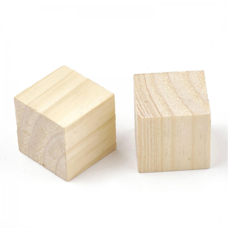 Dřevěná kostka o rozměrech 2,5 x 2,5 cm. Kostka je určena k další dekoraci. Povrch není lakován a lze ji dekorovat například akrylovými barvami, laz