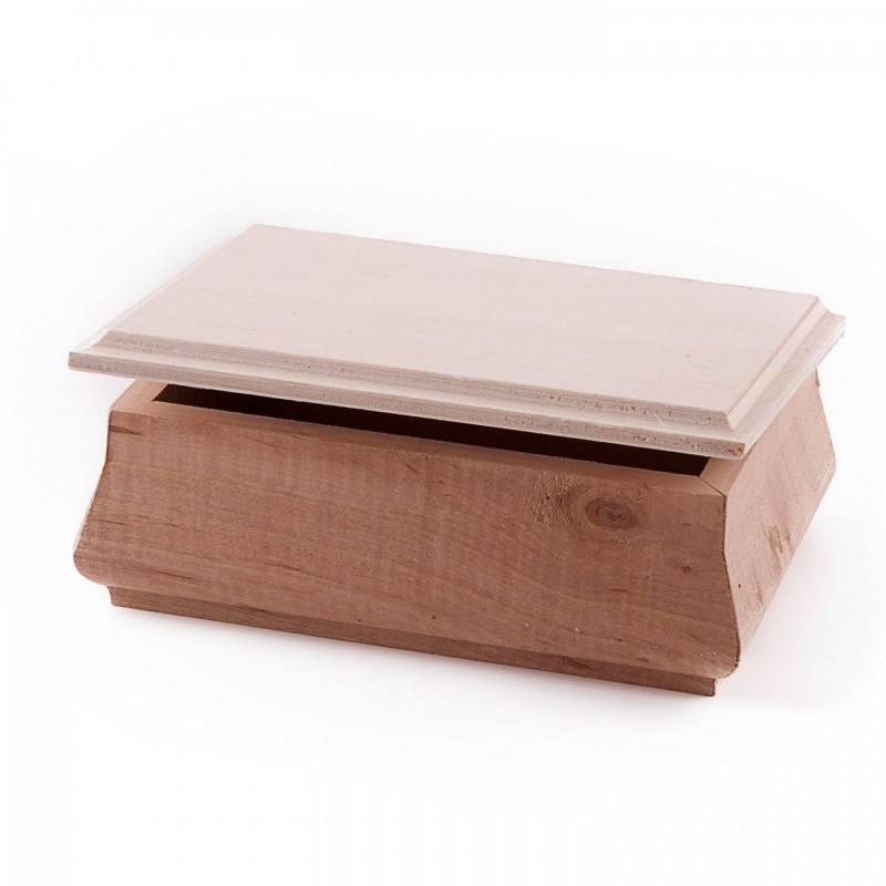 Zaoblená dřevěná truhla je vyrobena z hladkého dřeva a neobsahuje uzávěr. Truhla má výrazné ostré hrany a rozšířenou základnu. Víko je rovné a
