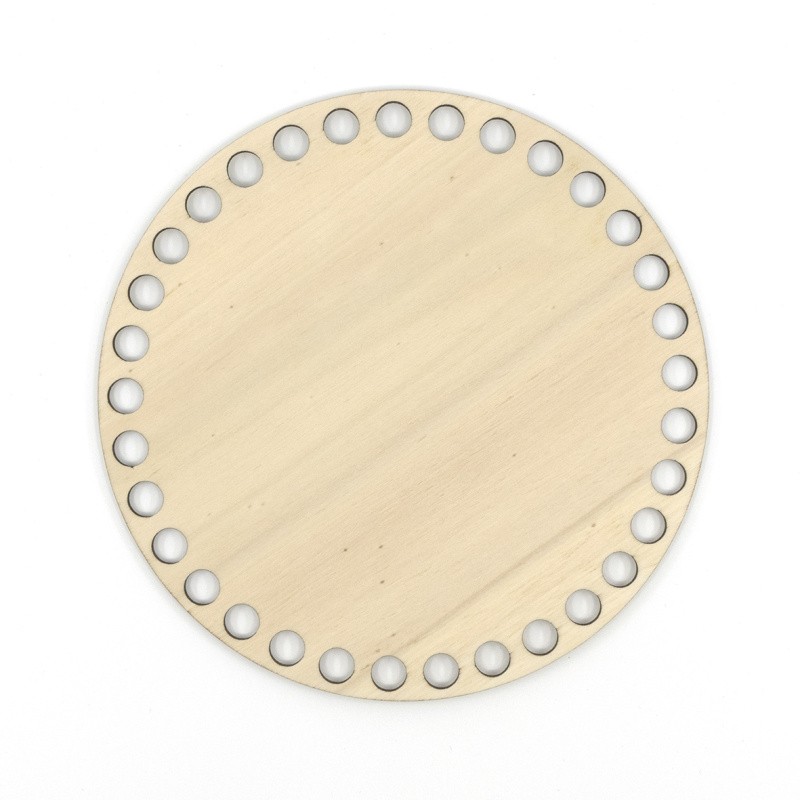 Dřevěné dno na košík je kruhové dno z topolové překližky o tloušťce 3 mm. Dno je z obou stran broušeno, takže nevidět žádný opal.
Používá s