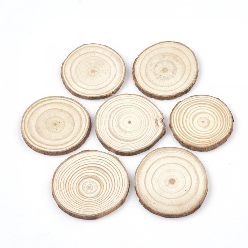 Dřevěné kroužky, pníky jsou dřevěné ozdoby ve tvaru kruhu, s viditelnými letokruhy a kůrou na boční straně. Dřevěné ozdoby jsou určeny k dalš