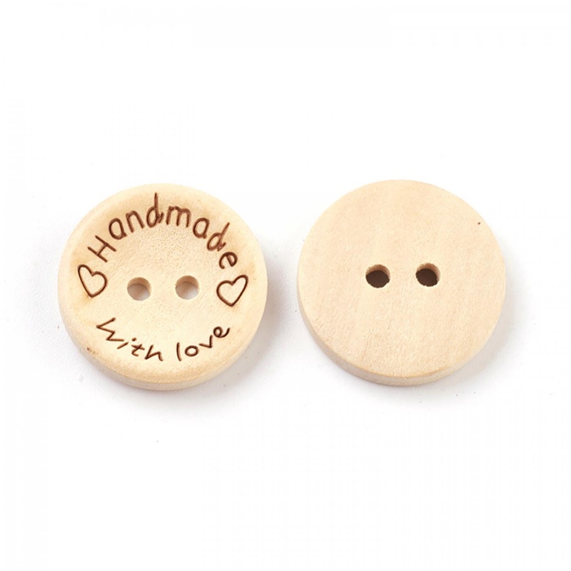 Dřevěný knoflík s nápisem Handmade with love (vyrobeno s láskou) pro značení všech ručně dělaných výrobků. Idální pro našití, nalepení pří
