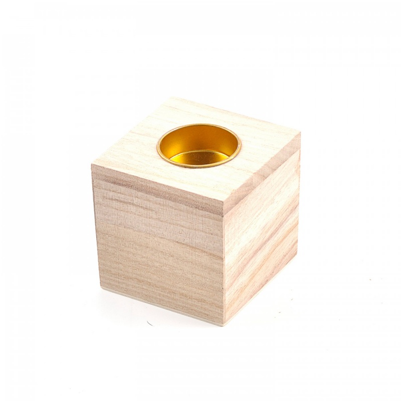 Dřevěný svícen ve tvaru kostky je volně stojící svícen ve tvaru velké kostky s otvorem pro jednu čajovou svíčku o průměru 4 cm. Otvor pro čajovou
