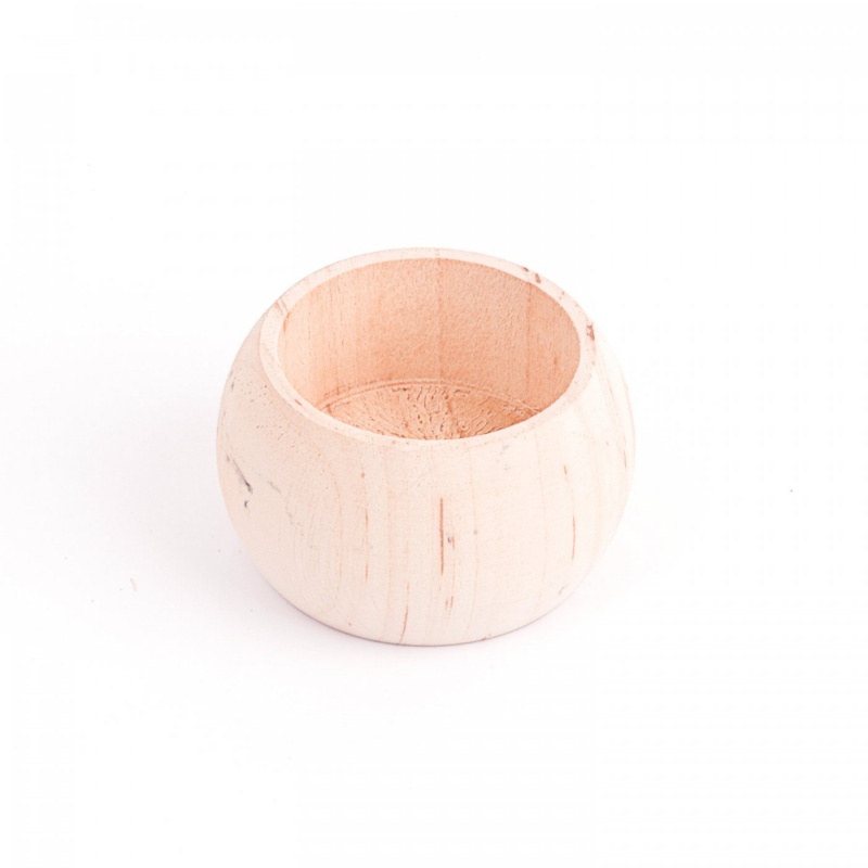 Kulatý dřevěný svícen je malý volně stojící svícen na jednu čajovou sví čku o průměru 4 cm.
Dřevěné výrobky jsou vyrobeny ze dřeva a překl