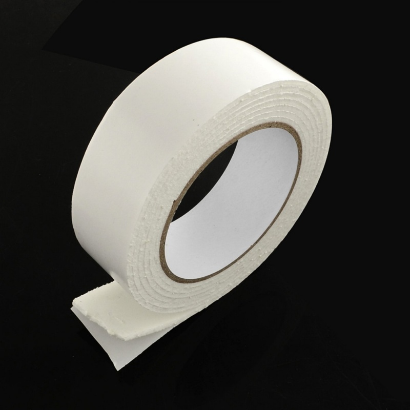 Klasická oboustranná lepící pěnová páska v bílé barvě. Pěnové oboustranné pásky se používají zejména při scrapbookových projektech a práci 