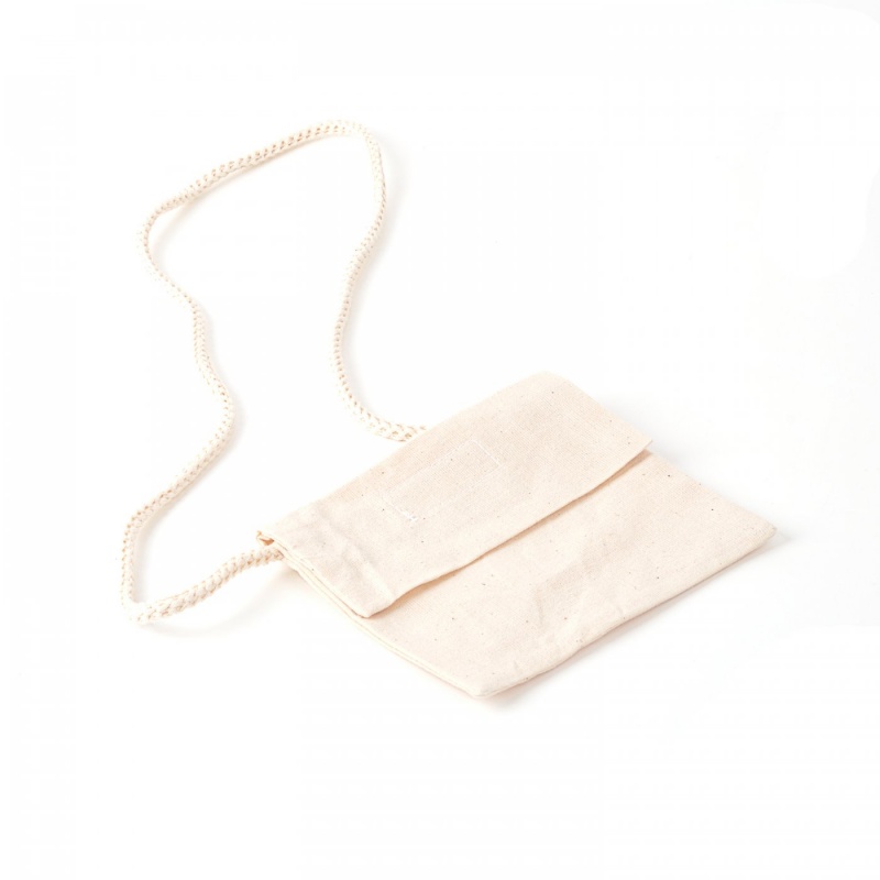 Malá kapsa se stahovací šňůrkou je vyrobena ze 100% bavlny. Jemně se natahuje a má přírodní světle béžovou barvu. Lze ji dále zdobit barvami na te
