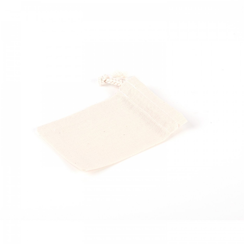 Malá kapsa se stahovací šňůrkou je vyrobena ze 100% bavlny. Jemně se natahuje a má přírodní světle béžovou barvu. Kapsičku lze dále zdobit barvam