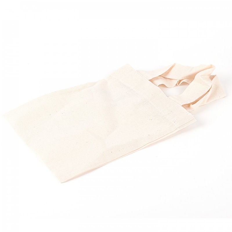 Nákupní taška je vyrobena ze 100% bavlny. Má přírodní světle béžovou barvu. Lze ji dále zdobit barvami na textil, batikou, linorytem na textil, výš