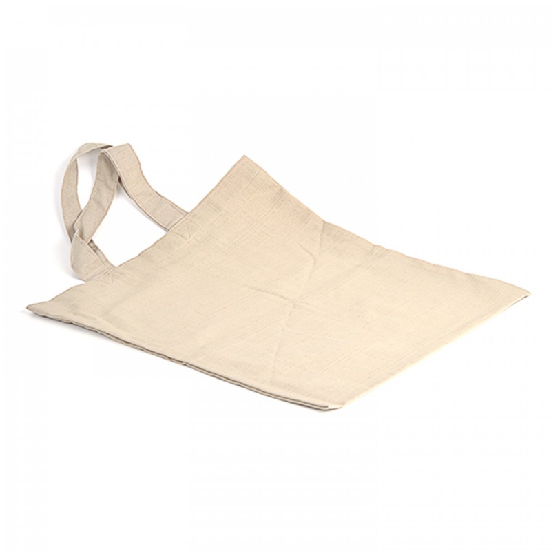 Nákupní taška s krátkými uchy je vyrobena ze 100% bavlny. Má přírodní světle béžovou barvu. Lze ji dále zdobit barvami na textil, batikou, linoryte