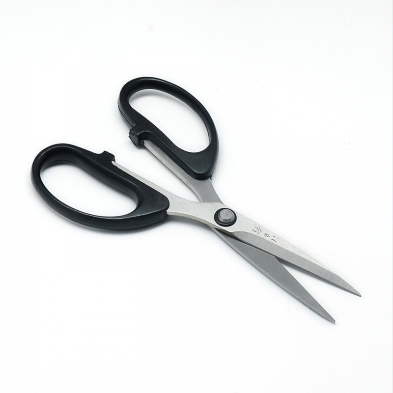 Nůžky ocelové přesné jsou vyrobeny z oceli , rukojeť je černá a hladká. Nůžky mají otvor na prsty ve tvaru oválu s přidaným výstupkem z vnitřn