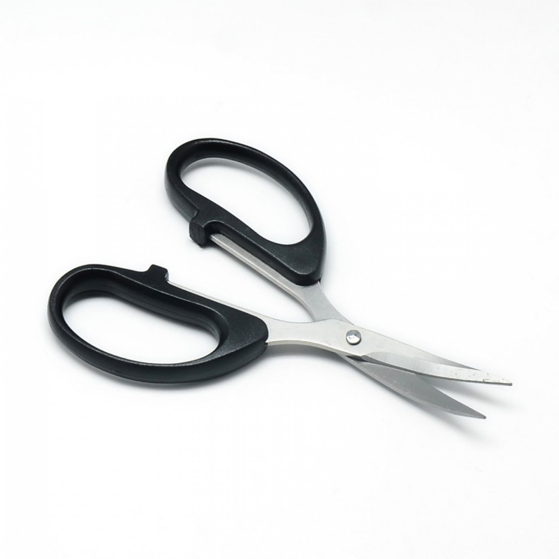 Nůžky ocelové přesné jsou vyrobeny z oceli, rukojeť je černá a hladká. Nůžky mají otvor na prsty ve tvaru oválu s přidaným výstupků z vnitřní