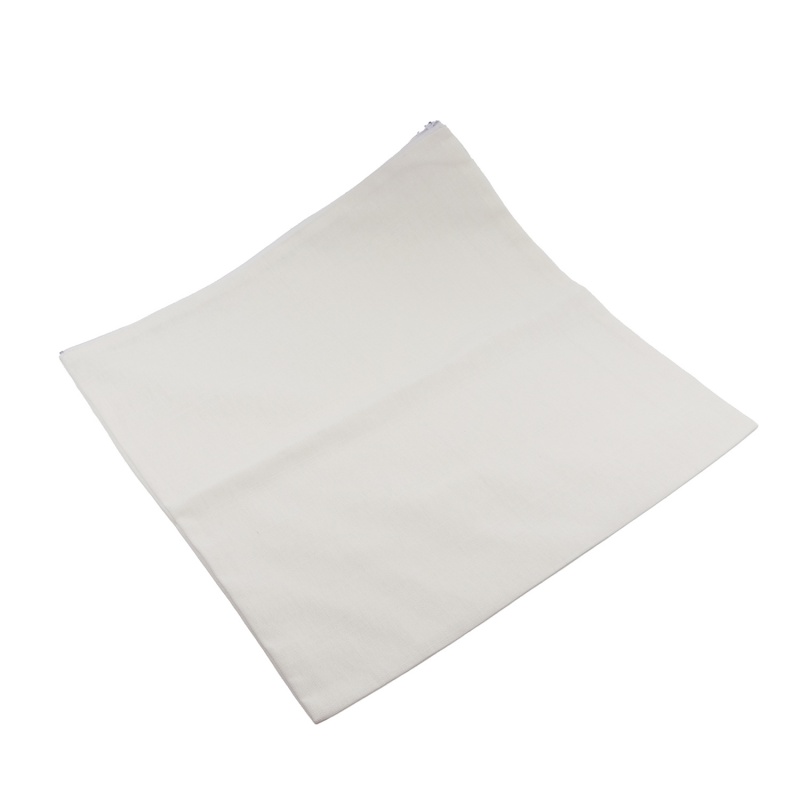 Povlak na polštář je vyroben ze 100% bavlny. Má čistě bílou barvu. Lze jej dále zdobit barvami na textil, batikou, linorytem na textil, výšivkou a dut