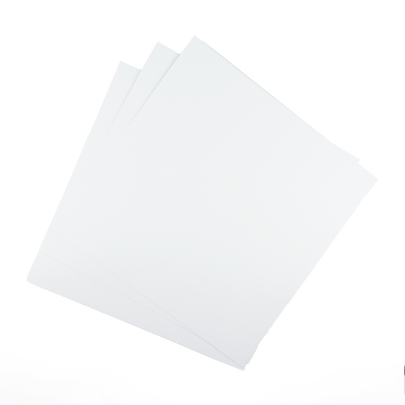 Kraftový papír je bílý papír, který se skvěle hodí na tvorbu přáníček a blahopřání, scrapbooking, koláže a kreslení.
Díky gramáži 300 g/m2