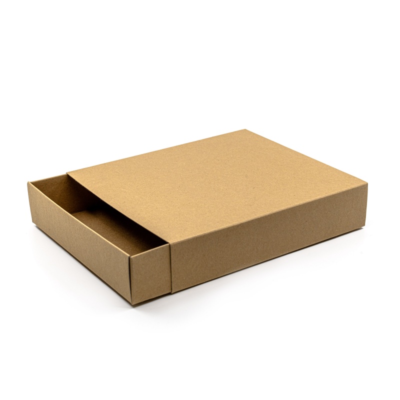 Papírová kraftová dárková krabička s výsuvným mechanismem, do které můžete hravě zabalit své výrobky.
Krabička má rozměry 170 x 200 mm a výš