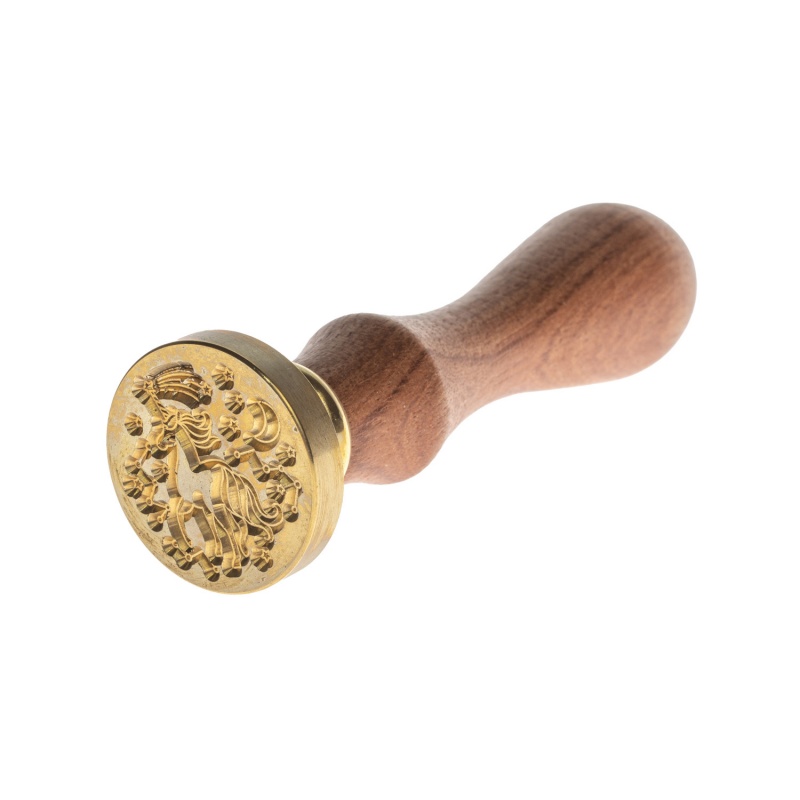 Pečeťátko s dřevěnou rukojetí slouží k tvorbě motivů do roztátého vosku. Po roztání voskové tyčinky se vosk nalije na požadované míto a zatla