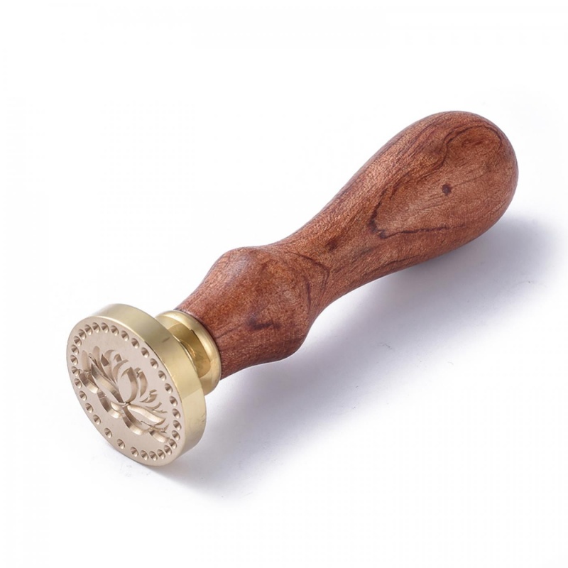 Pečeťátko s dřevěnou rukojetí slouží k tvorbě motivů do roztátého vosku. Po roztání voskové tyčinky se vosk nalije na požadované míto a zatla
