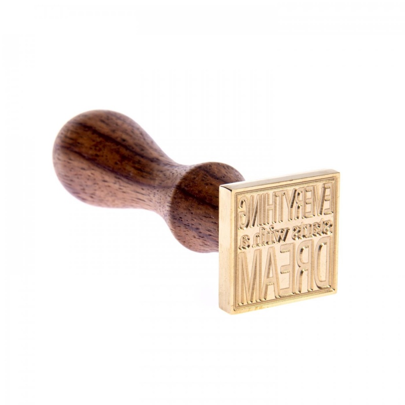 Pečeťátko s dřevěnou rukojetí slouží k tvorbě motivů do roztátého vosku. Po roztátí voskové tyčinky se vosk nalije na požadované míto a zatla