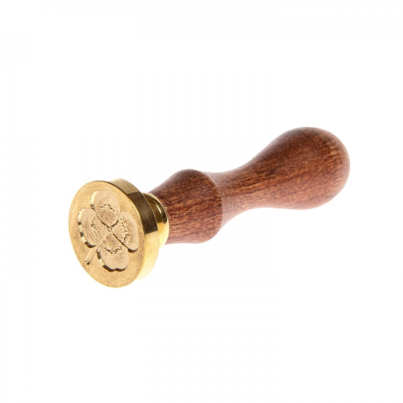 Pečeťátko s dřevěnou rukojetí se používá při tvorbě pečetí z pečetního vosku. Tvorba pečetí je stará vintage technika uzavírání papírovýc