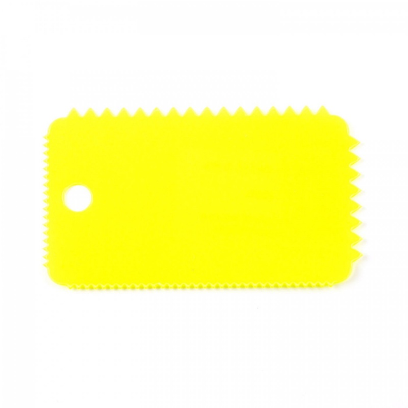 Plastová stěrka, žlutá, se dvěma velikostmi špičatých zubů. Rozměr cca 10 x 5,5 cm. Stěrka slouží k roztírání barev a lepidel.