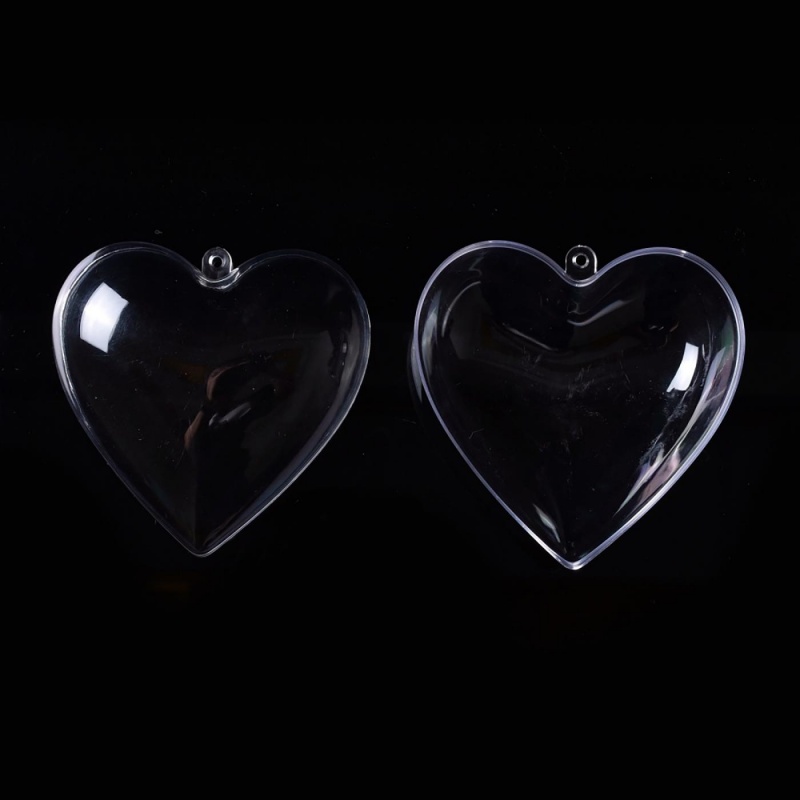 Plastové otevírací srdce se skládá ze dvou polovin a je vyrobeno zprůhledného plastu. Na horní straně je očko na zavěšení. Srdíčko jistě skvěle