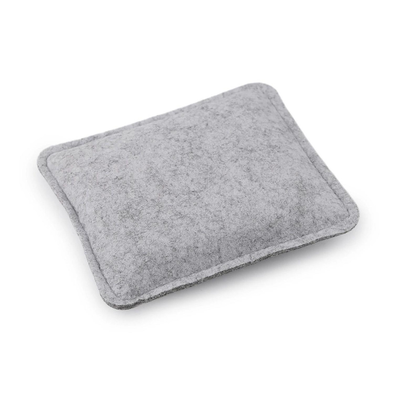 
Podložka je velmi důležitou pomůckou při plstění technikou vpichování, protože chrání plstící jehlu před zlomením.Návod k použití:Vezměte 