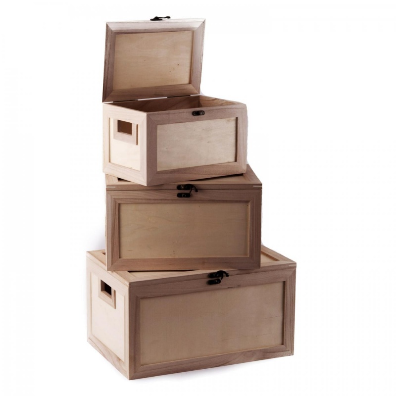 Sada tří boxů s držáky slouží k uložení dekorativních předmětů nebo potřeb pro domácnost pěkně pohromadě. Výhodou je spolehlivé víko, kter