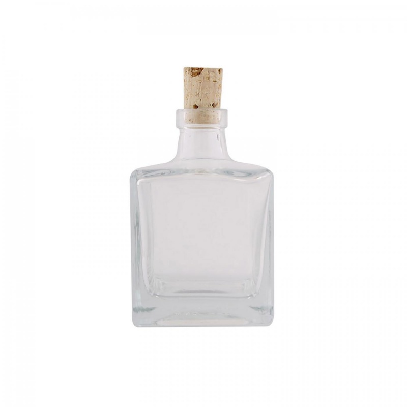 Skleněná láhev má tvar kostky s úzkým hrdlem a poslouží jako váza nebo dekorace v interiéru. Doporučujeme ji natřít barvami na sklo nebo použít m