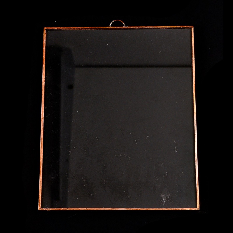 Skleněná deska orámovaná měděnou páskou s úchytem na zavěšení je určena k dekorování barvami na sklo a imitací vitráží. Tabulku lze pomalovat 