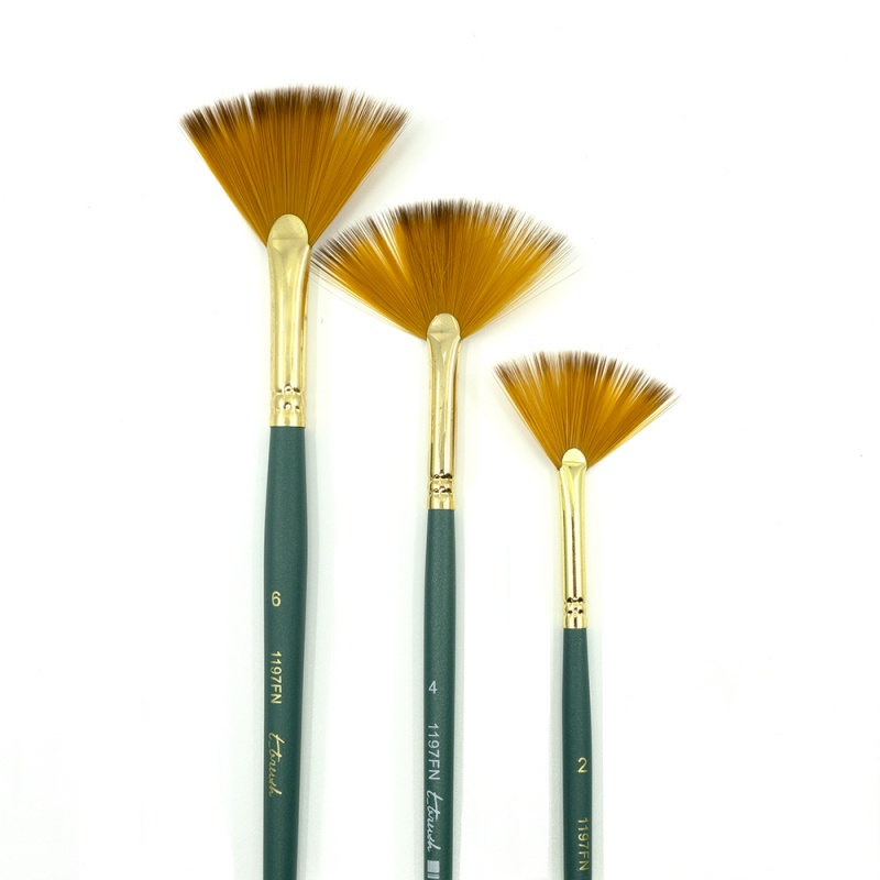 Kartáček t-brush 1197N má vějířovitý tvar syntetických štětin a velikost č. 2. Má dlouhou, elegantní dřevěnou rukojeť o délce 18,8 cm. Vějíř