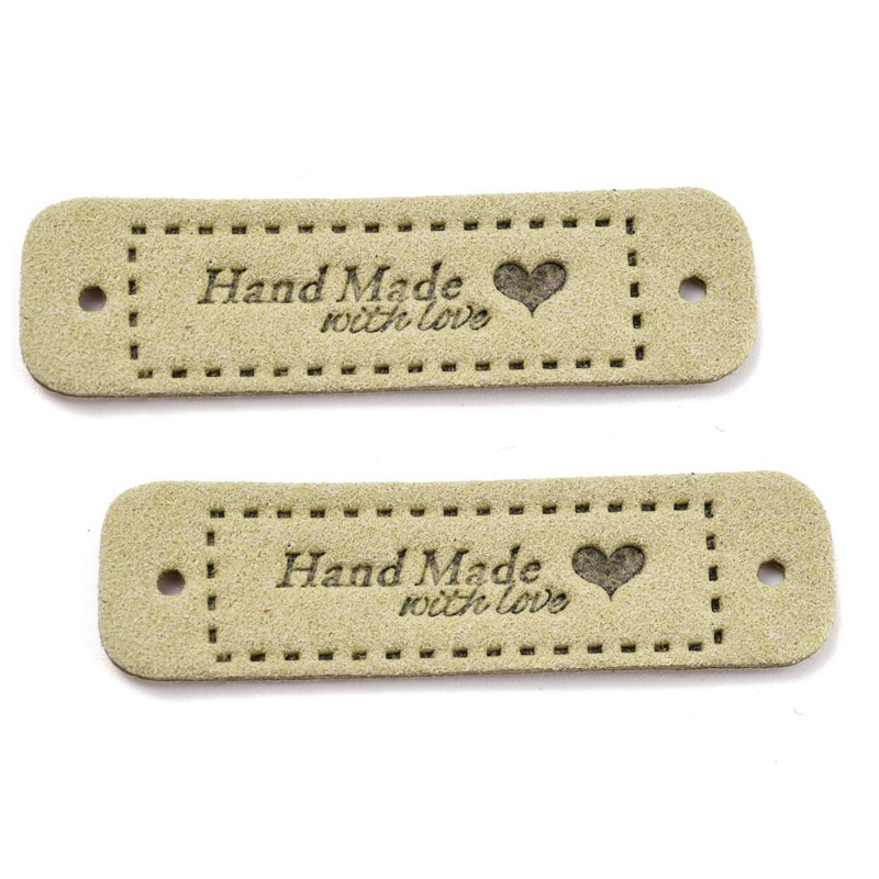 Štítek Handmade je visačka na dárky nebo ručně vyráběné výrobky. Syntetický materiál imituje semišový povrch. Štítek má otvory na prišitě , j