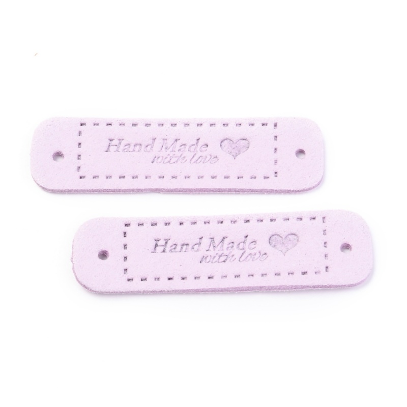 Štítek Handmade je visačka na dárky nebo ručně vyráběné výrobky. Syntetický materiál imituje semišový povrch. Štítek má otvory na prišitě , j