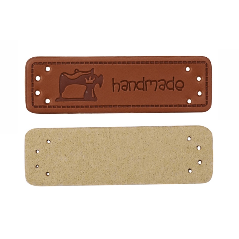 Štítek Handmade je visačka na dárky nebo ručně vyráběné výrobky. Syntetický materiál imituje semišový nebo koženkový povrch. Štítek má otvory