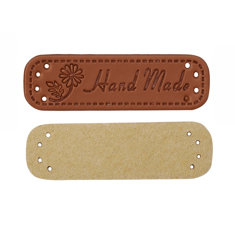 Štítek Handmade je visačka na dárky nebo ručně vyráběné výrobky. Syntetický materiál imituje semišový nebo koženkový povrch. Štítek má otvory