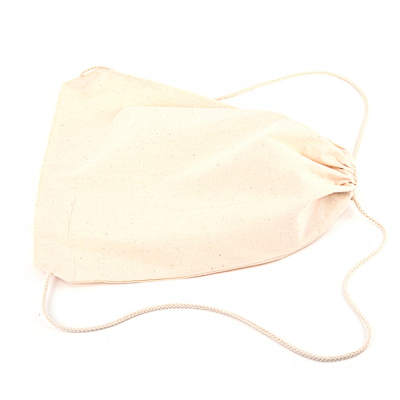 Taška přes rameno se stahovací šňůrkou je vyrobena ze 100% bavlny. Jemně se natahuje a má přírodní světle béžovou barvu. Lze ji dále zdobit barva