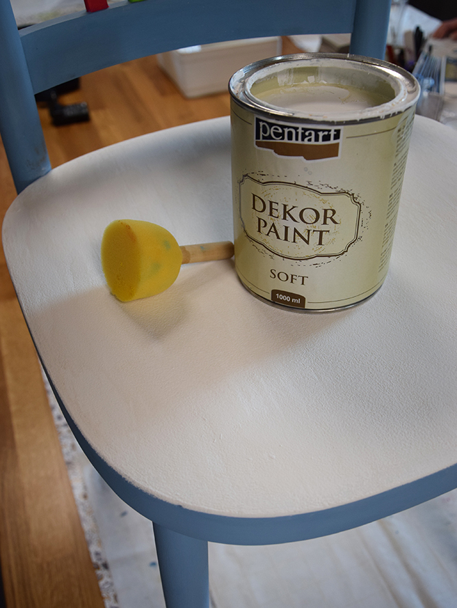 Sedací část židle je následně natřena bílou Decor paint barvou pomocí tupovacích štětců.
